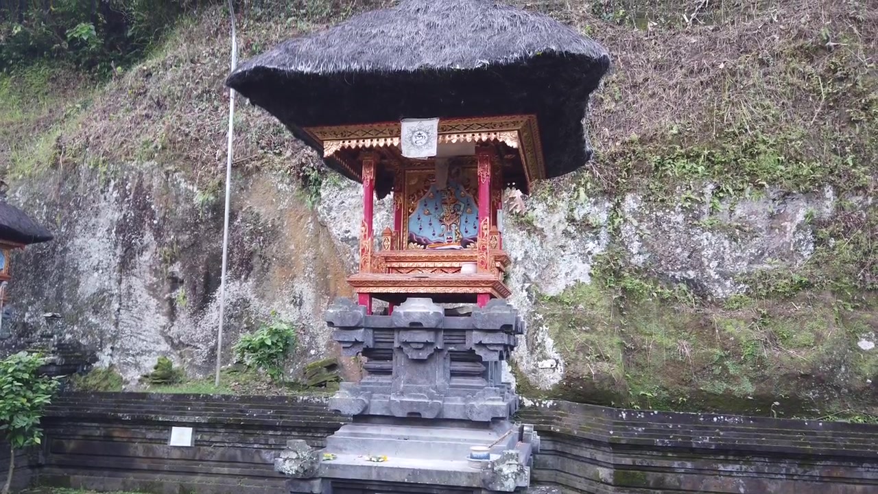 Lav vinkel af gammel balinesisk hinduistisk tempelhelligdom ved Goa Gajah, Ubud, Bali, Indonesien.