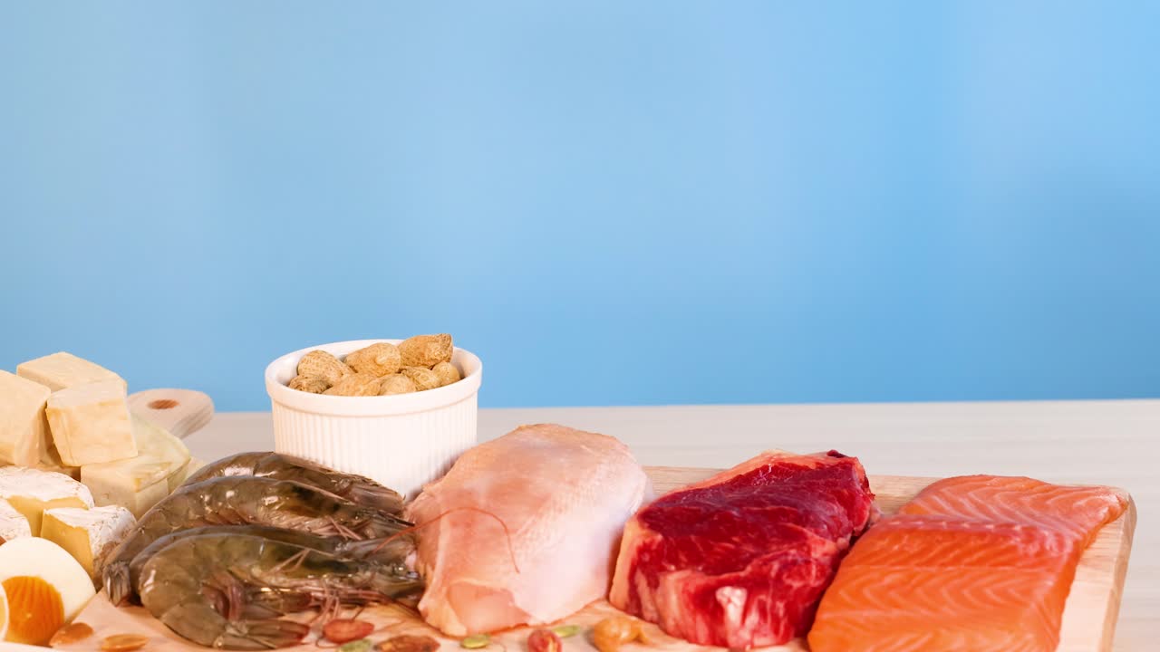 나무판 위에 배열 된 다양한 단백질 원천