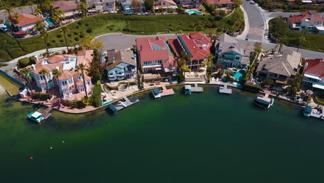 Drone-footage-of-lakeside-houses-with-boat-docks