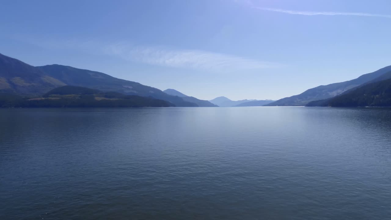 岩山に囲まれた美しい湖 4K