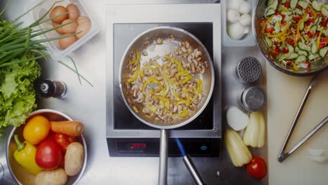 cocinar setas y pimientos en una sartén