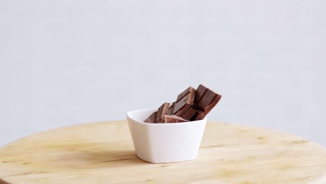 un pedazo de chocolate oscuro