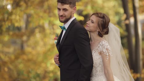 Recién-Casados.-Novio-Caucásico-Con-Novia-En-El-Parque.-Pareja-De-Novios.-Familia-Feliz