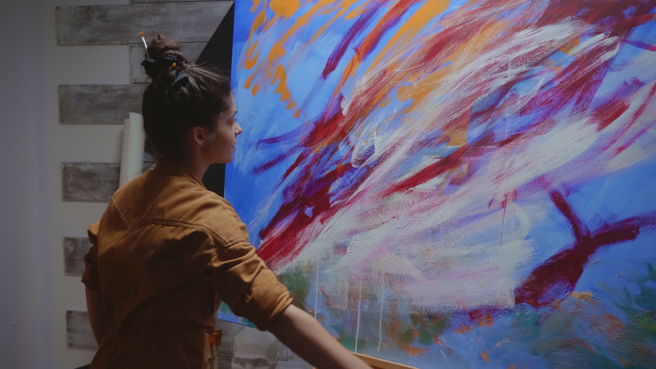 artiste utilisant un pinceau de peinture