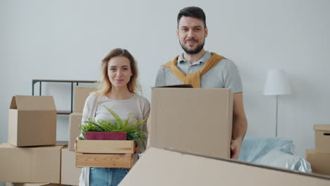 una pareja feliz se muda a su nuevo hogar.