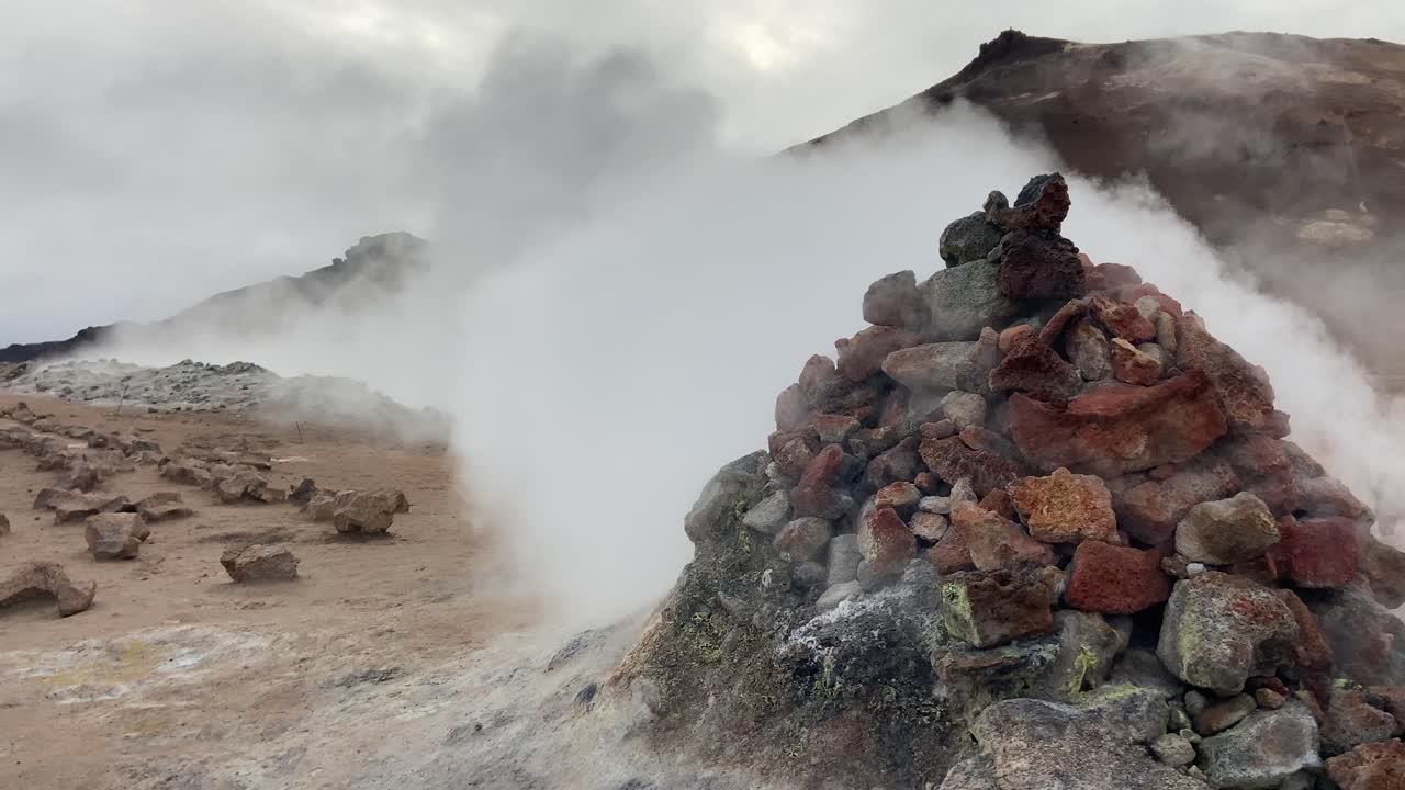 pirámide de rocas volcánicas que emanan vapor de azufre en el área volcánica de hverir, islandia