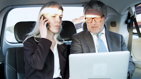 Mujer-Hablando-Por-Teléfono-Junto-A-Su-Pareja-Dentro-De-Un-Auto