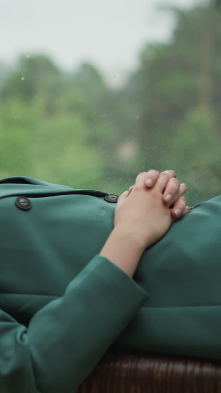 la mujer se siente agotada por las expectaciones implacables del entorno corporativo con la energía agotada