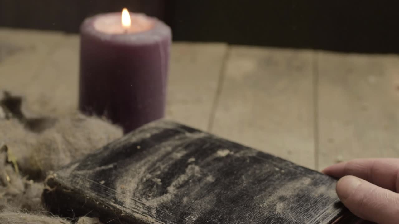 limpiar el polvo de un libro viejo y sucio para abrir páginas.