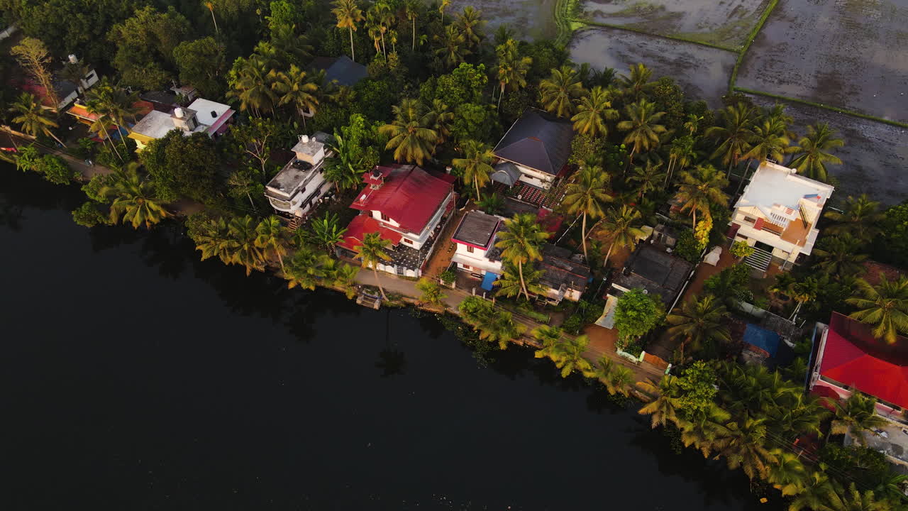 villas costeras en la ciudad tropical de alappuzha en el mar de laccadive, sur del estado indio de kerala