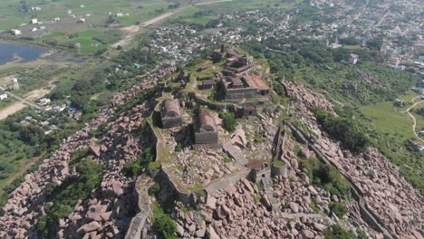 Ver-La-Mezcla-Del-Antiguo-Fuerte-Krishnagiri-Rodeado-Por-La-Ciudad-Moderna-Y-La-Infraestructura-A-Continuación