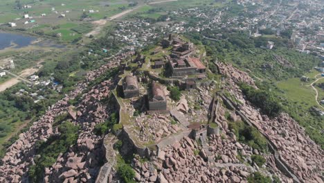 ver la mezcla del antiguo fuerte krishnagiri rodeado por la ciudad moderna y la infraestructura a continuación