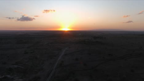 vista aérea volando sobre un paisaje al atardecer