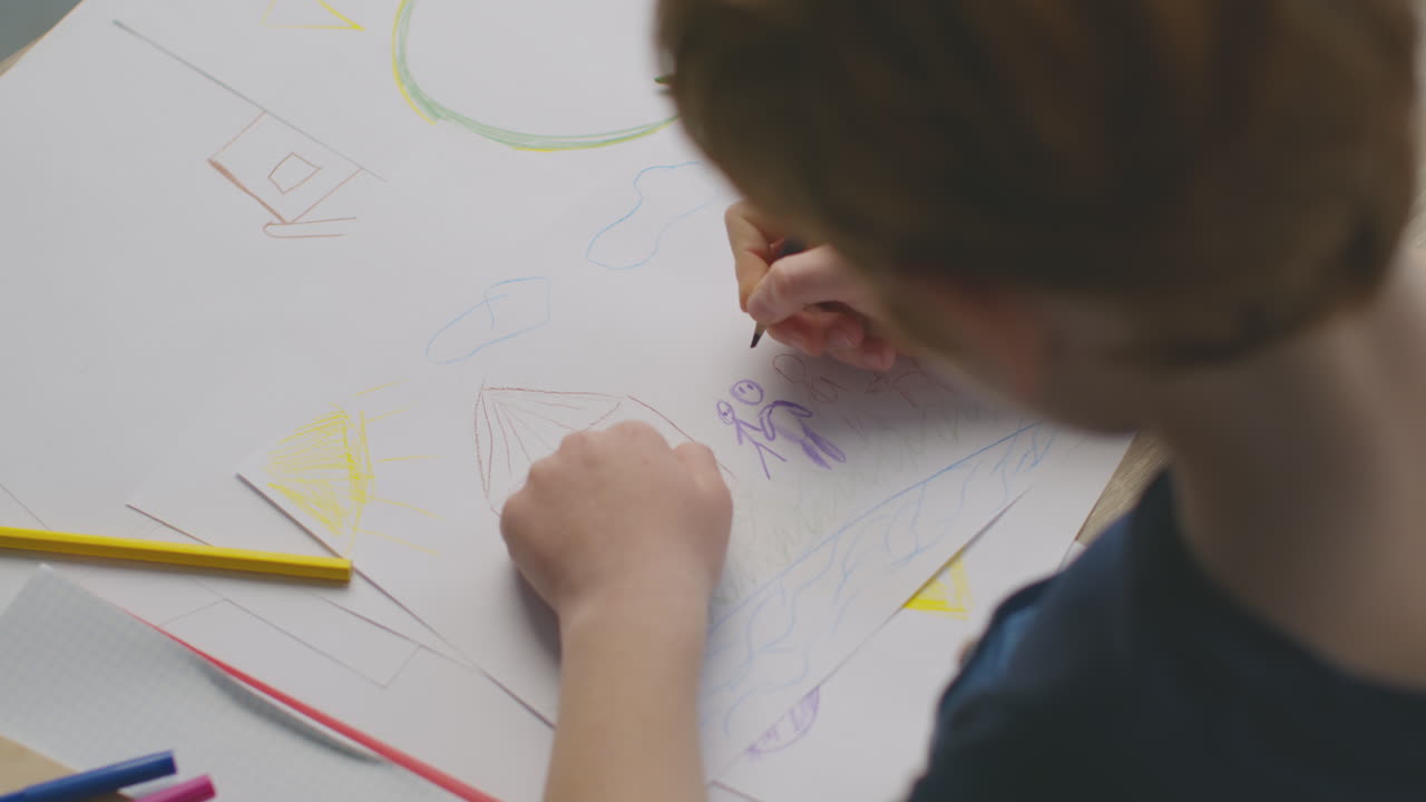 가정에서 어린이 그림을 그리는 것