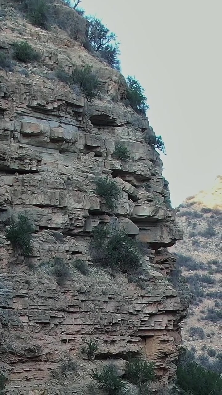 Vista aerea di paesaggio roccioso in Marocco con scarsa vegetazione