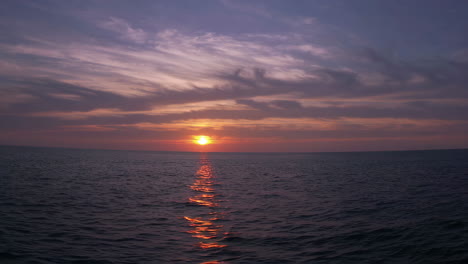 puesta de sol sobre el océano