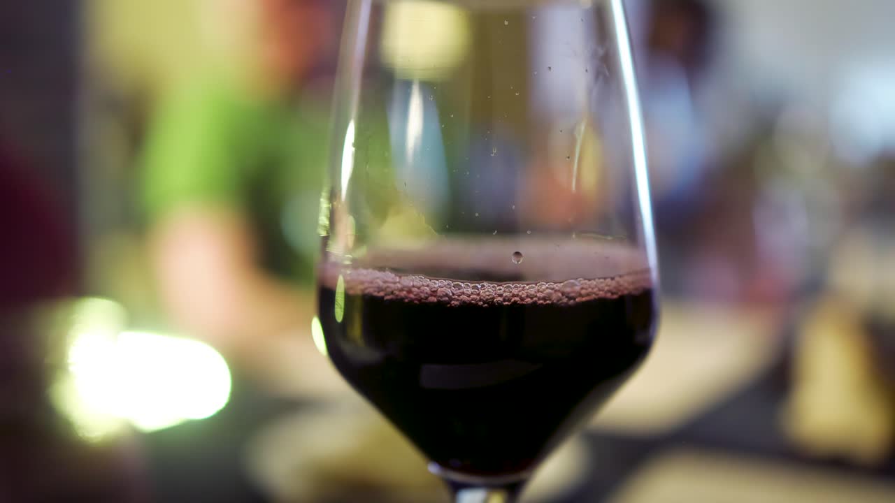 야외 레스토랑 에 있는 테일 파티 에서 포도주 가 여 있다