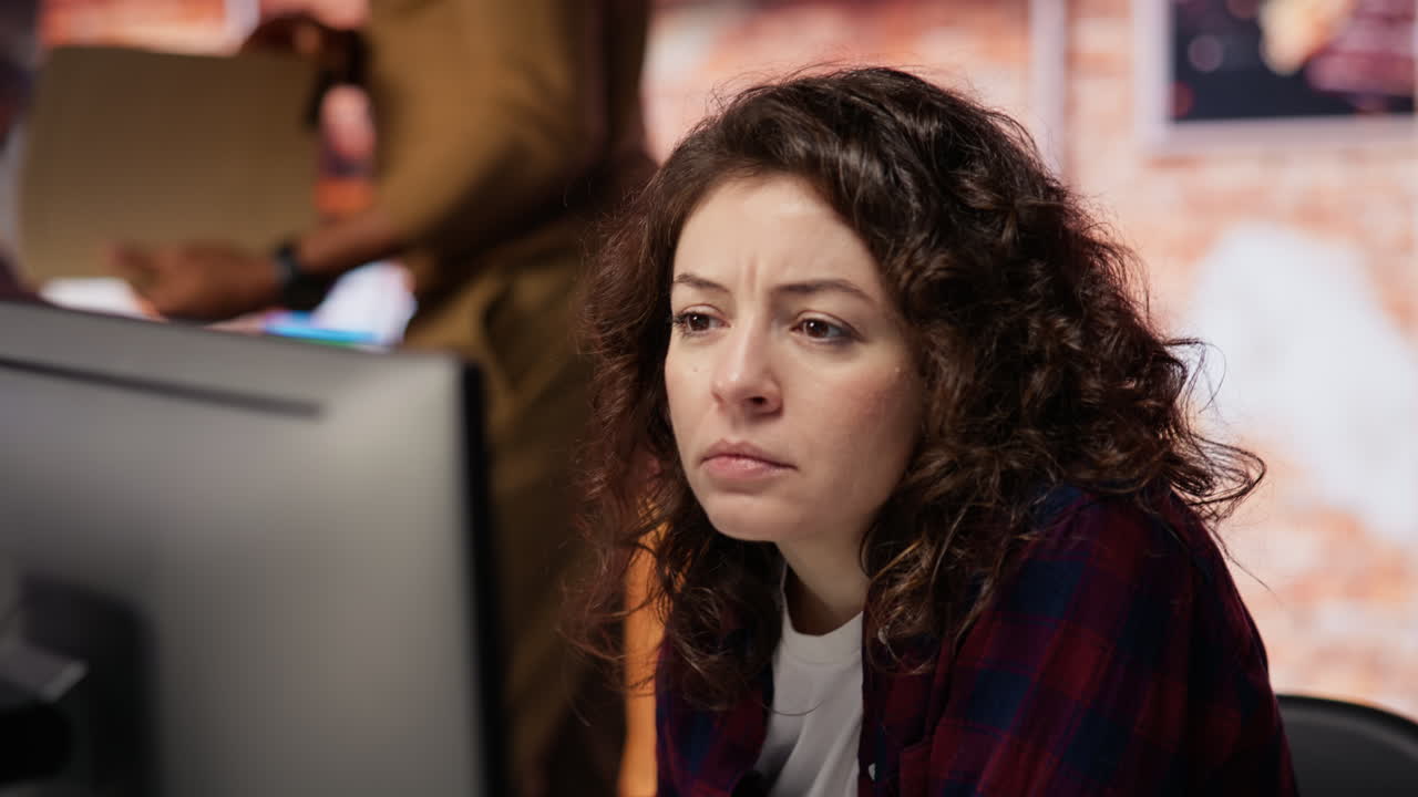 experto en ciberseguridad de startups en busca de vulnerabilidades de seguridad de la empresa