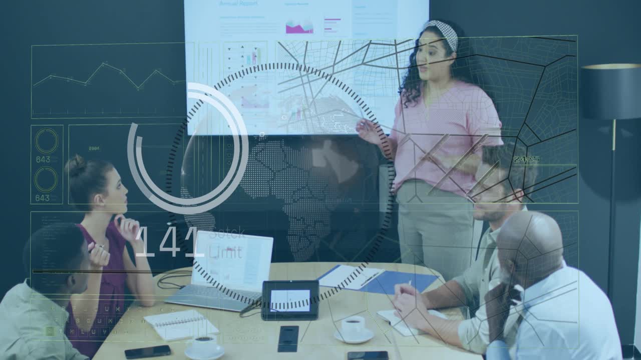 animación de la interfaz con el procesamiento de datos sobre mujer biracial dando una presentación en la oficina