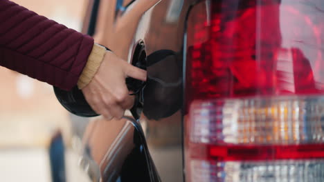 Mujer-Reabastecimiento-De-Combustible-Coche-Negro