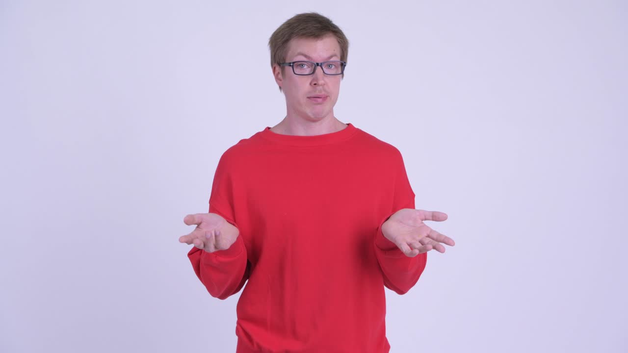 젊은 잘생긴 남자의 스튜디오 촬영