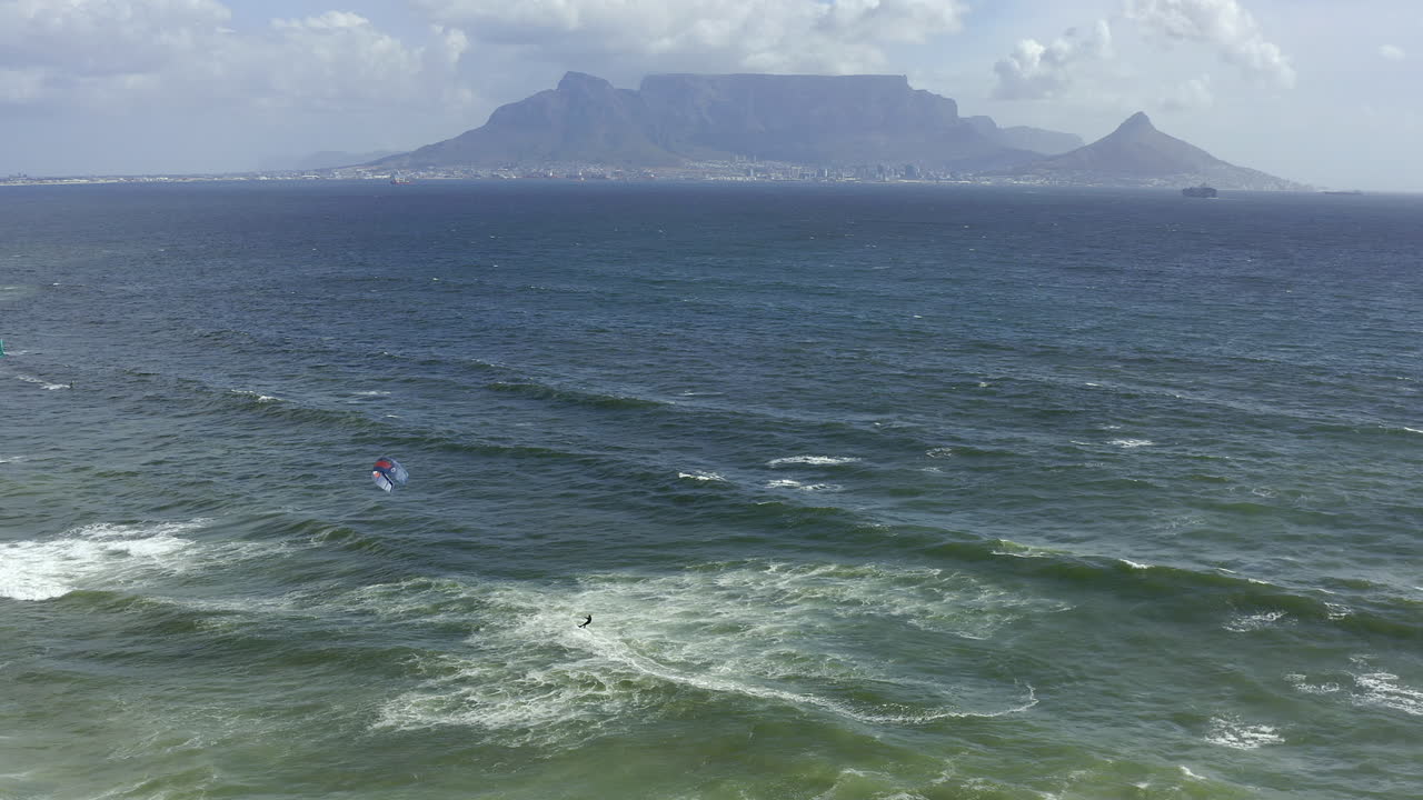 케이프타운의 테이블 마운틴에서 카이트보딩과 서핑
