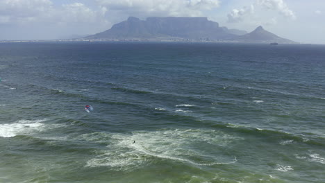 kiteboarding y surf en la montaña de la mesa de ciudad del cabo