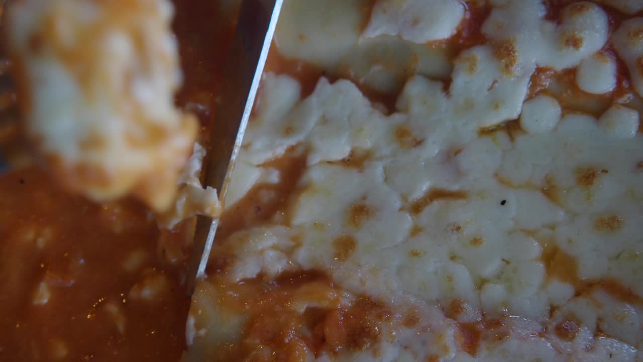 포크와 칼로 라자냐 요리