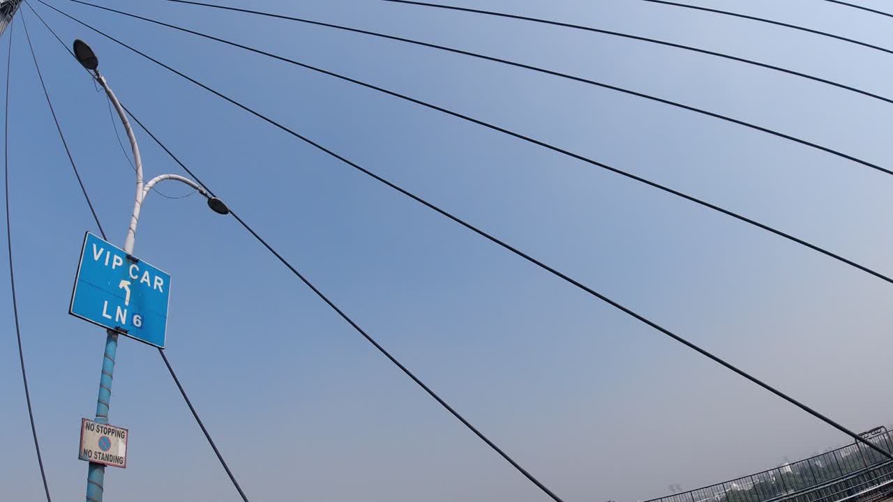 이 다리의 철 막대기는 다리를 단단히 유지합니다.