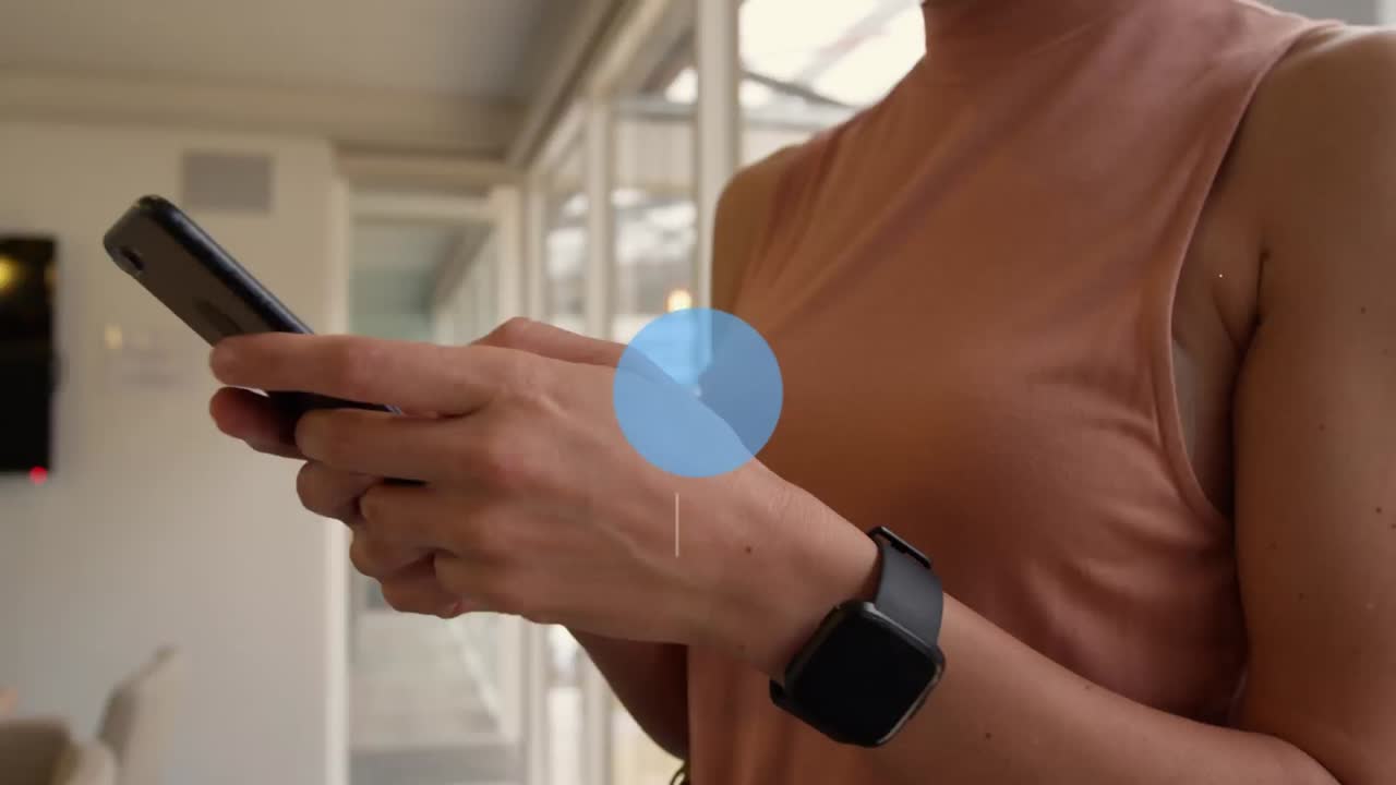 animación de iconos de redes sociales, números y conexiones sobre mujeres biraciales que usan teléfonos inteligentes