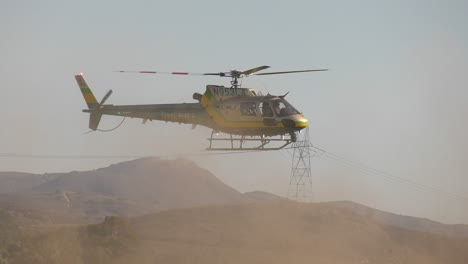 helicóptero del sheriff despega del parque