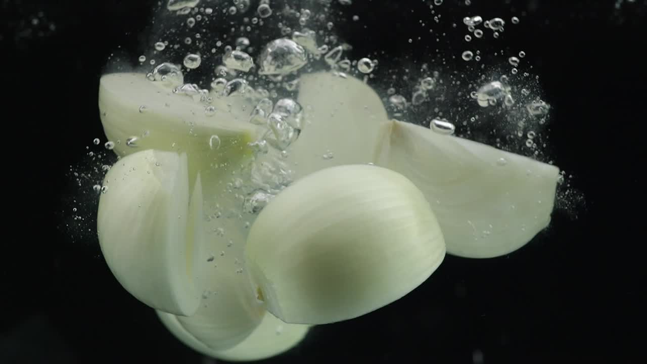 물 스플래시에 양파 조각
