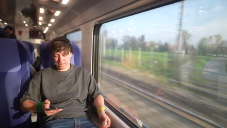 hombre usando un teléfono inteligente en un tren