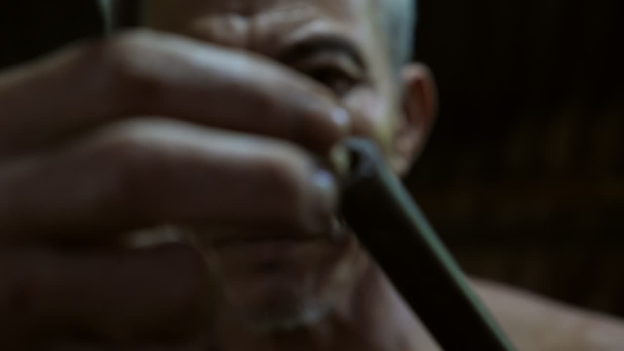L'uomo anziano che carica i proiettili in un fucile