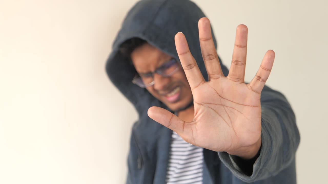 joven mostrando el gesto de la mano de detención