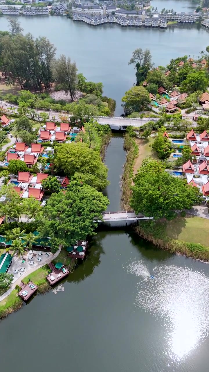 Veduta aerea di un resort tropicale con fiume e ponti