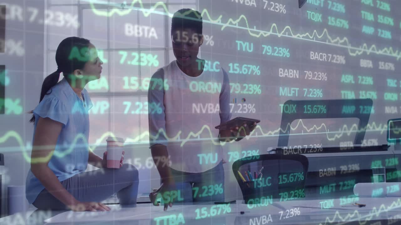 Animering av finansiella data och grafer över olika kvinnliga medarbetare på kontoret