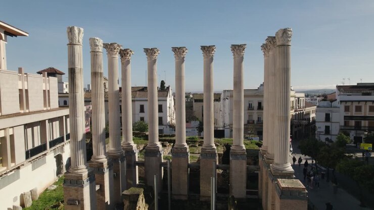 Drone aereo che orbita intorno alle rovine del tempio romano di Cordova, Spagna