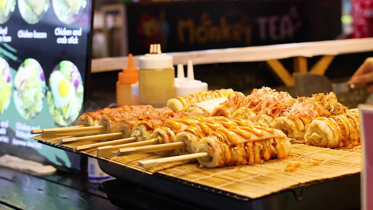 cocinando pinzas japonesas en el mercado nocturno