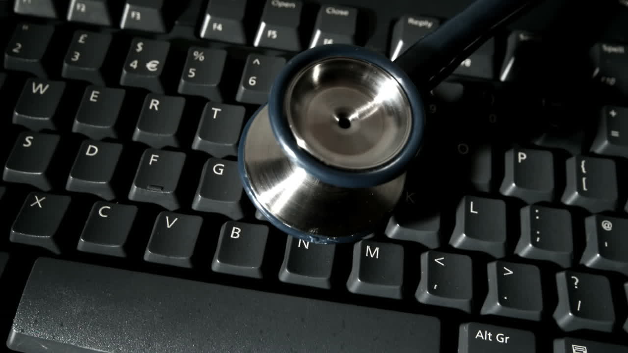 стетоскоп падает на компьютерную клавиатуру и отскакивает