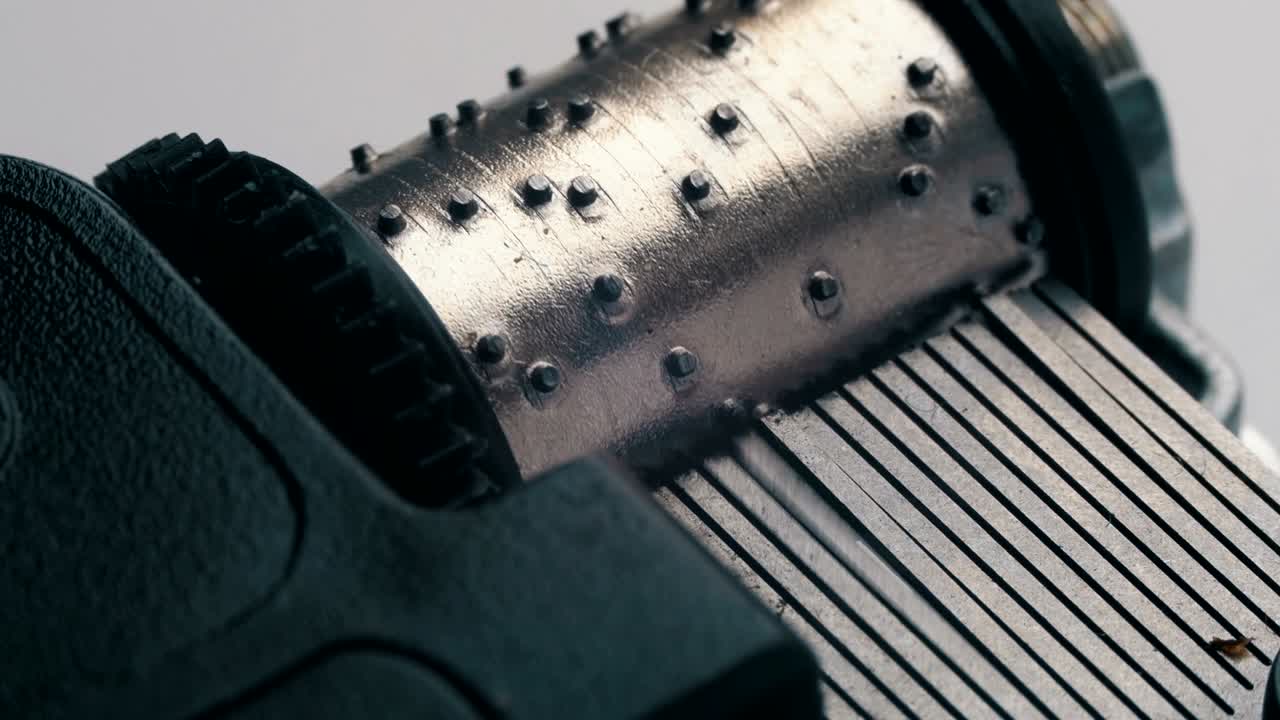 el mecanismo de la caja de música gira