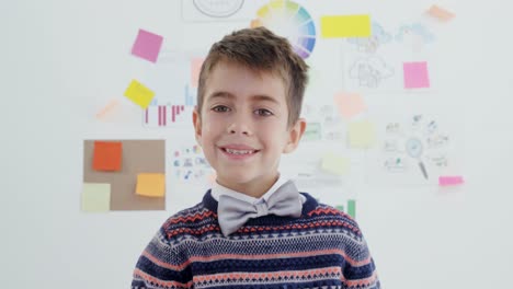 chico sonriente en la oficina 4k