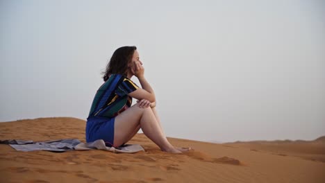 Mujer-Joven-Sentada-En-Contemplación-En-Las-Arenas-Del-Desierto-Del-Sahara