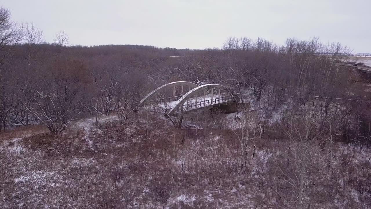추운 겨울의 공중 접근 버려진  ⁇ 은 고속도로 다리가 아무데도