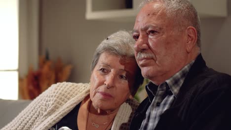 una anciana llorando.