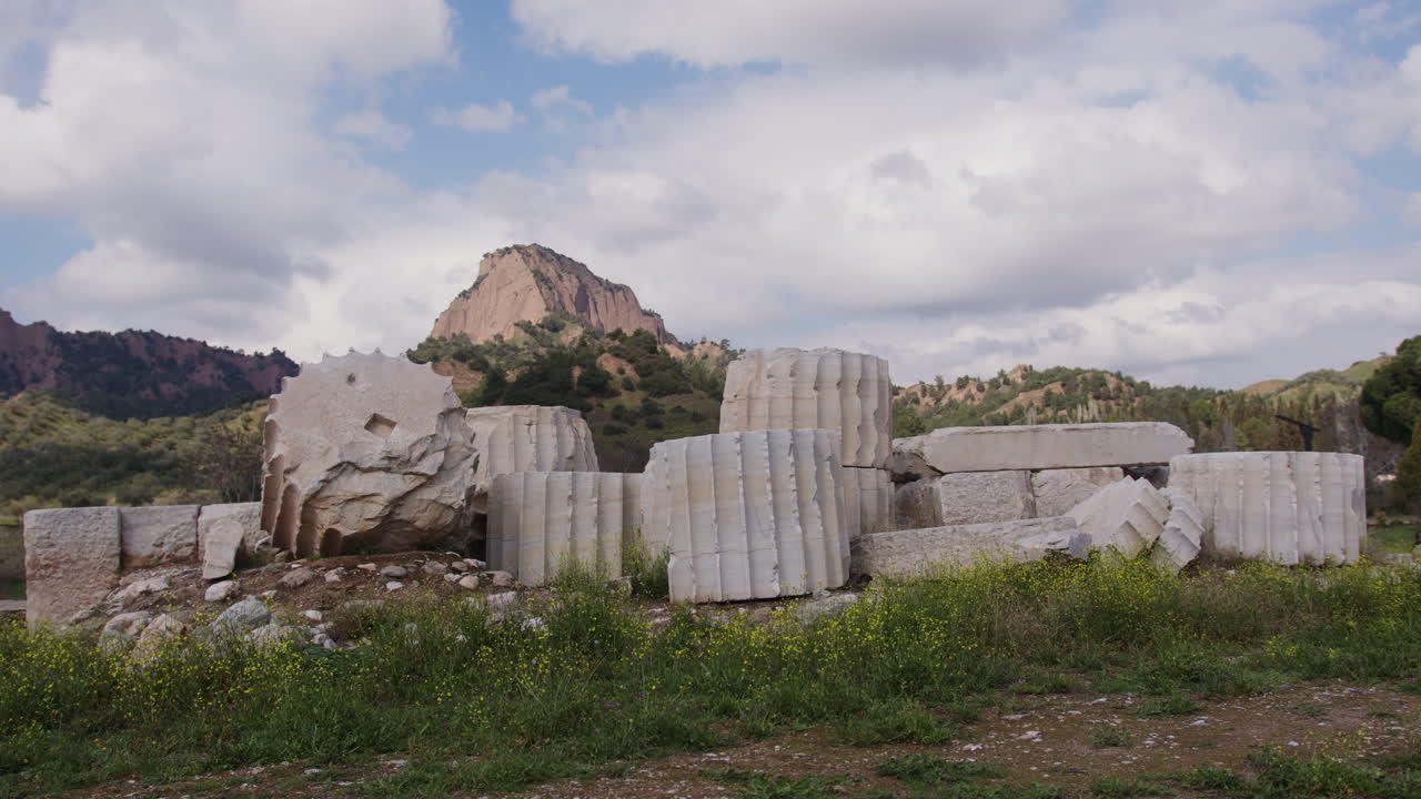 una pila de piedra frente a la montaña tmolus en el templo de artemisa en sardis