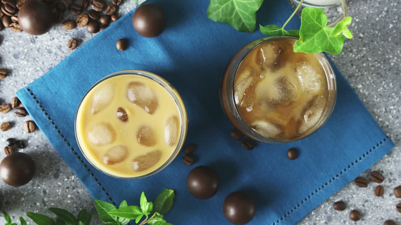 두 잔의 차가운 커피의 루핑 시네마그래프