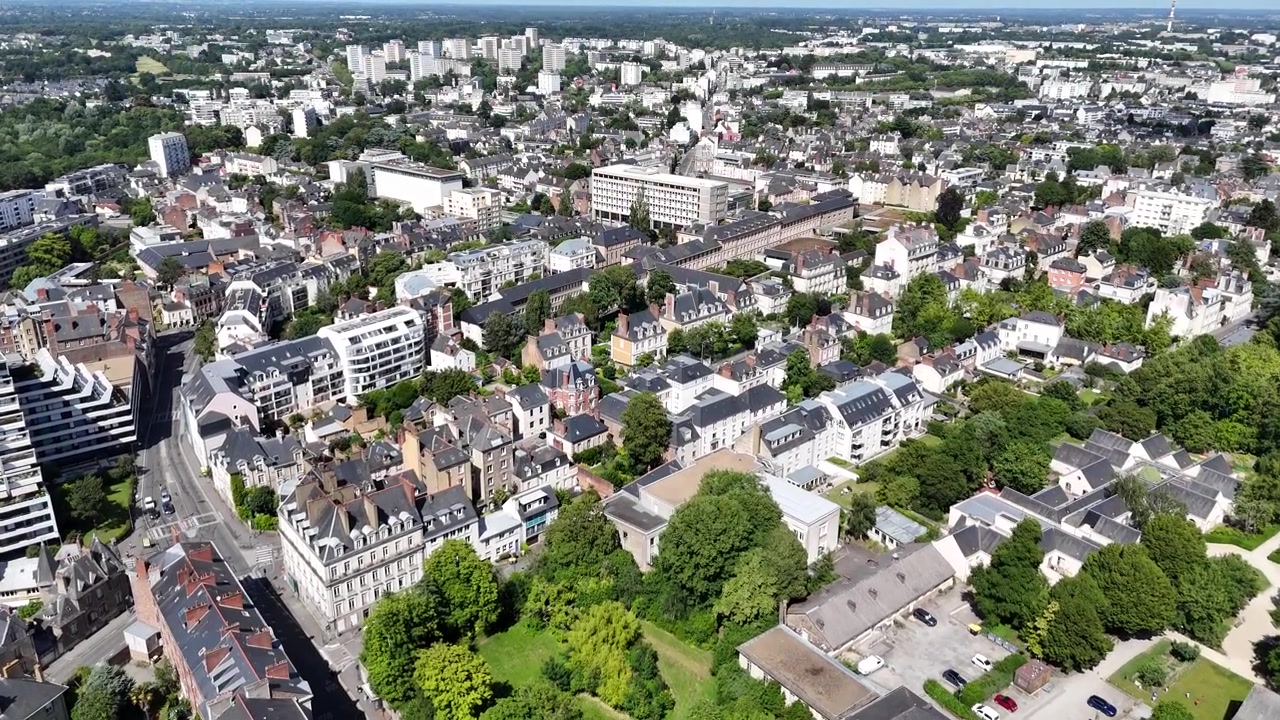 Veduta aerea con drone del centro città di Rennes, Francia
