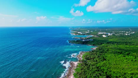 Tulum-México-Vista-Muy-Alta-Del-Mar-Caribe-Grandes-Olas-Rompiendo-En-La-Playa-Y-El-Bosque-Tropical