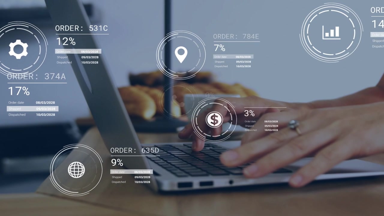 Entrando da destra, lancia un HUD traslucido, mani che digitano mentre le sovrapposizioni aggiornano gli stati degli ordini.